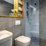 2 Bedroom Stunning In *